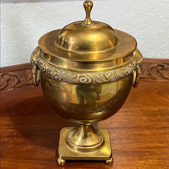 Elegant Brass Urn with Lid - Picture 4 of 8